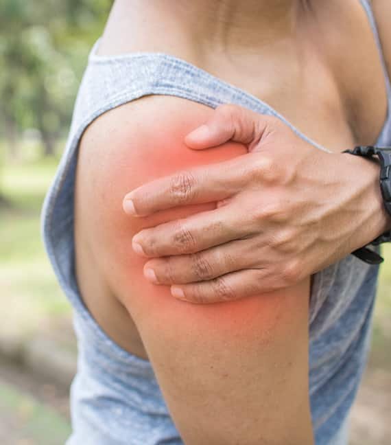 http://physiopros.ca/wp-content/uploads/2022/10/shoulder-pain.jpg